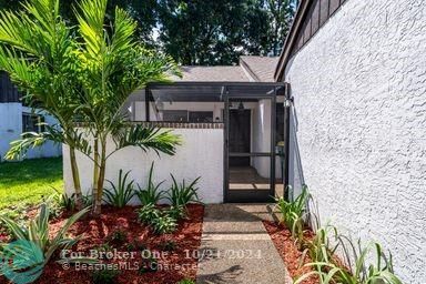 For Sale: $299,000 (2 beds, 2 baths, 1060 Square Feet)