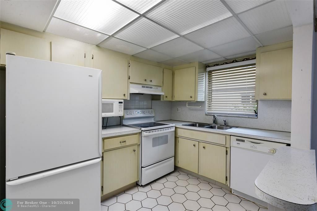 For Sale: $175,000 (2 beds, 2 baths, 978 Square Feet)