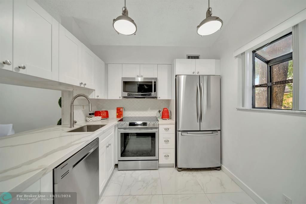 For Sale: $255,000 (2 beds, 2 baths, 1160 Square Feet)