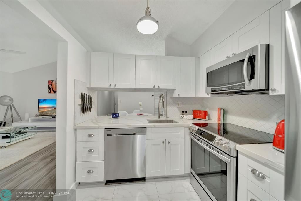 For Sale: $255,000 (2 beds, 2 baths, 1160 Square Feet)