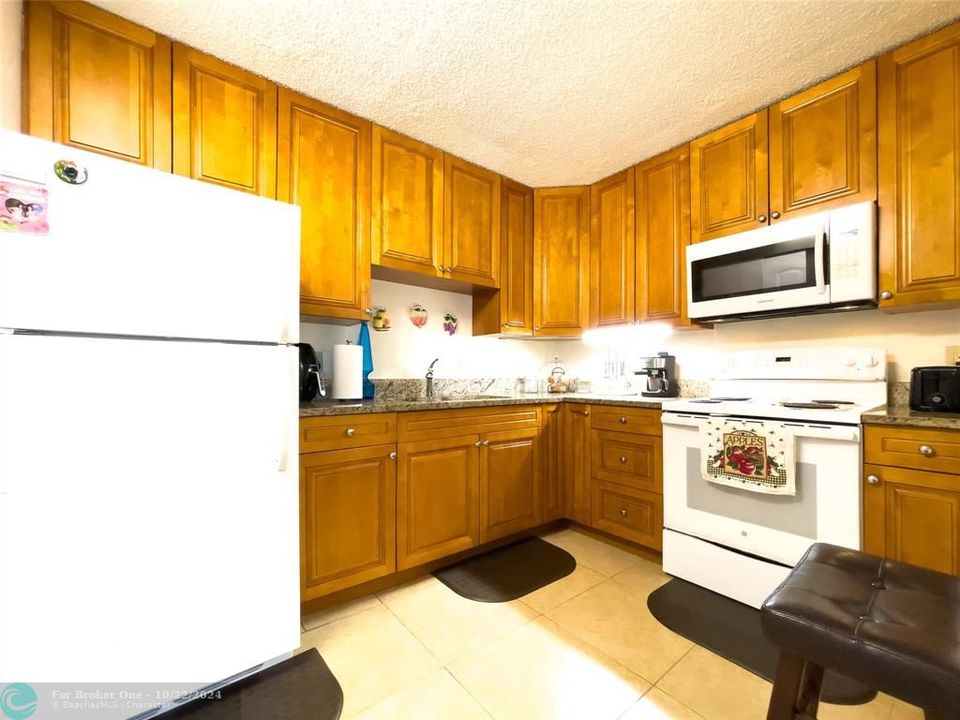 For Sale: $144,000 (1 beds, 1 baths, 639 Square Feet)