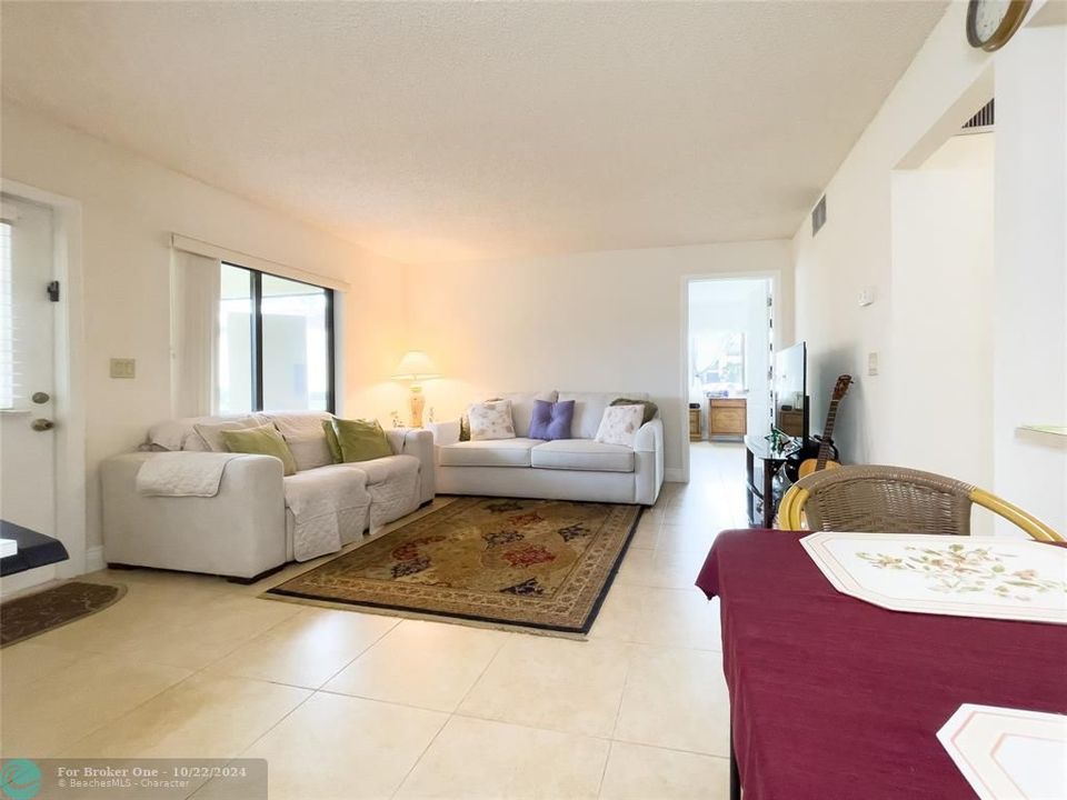 For Sale: $144,000 (1 beds, 1 baths, 639 Square Feet)