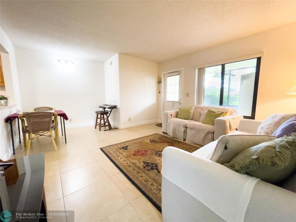 For Sale: $144,000 (1 beds, 1 baths, 639 Square Feet)