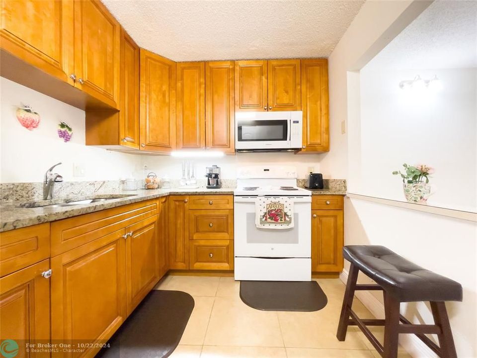 For Sale: $144,000 (1 beds, 1 baths, 639 Square Feet)