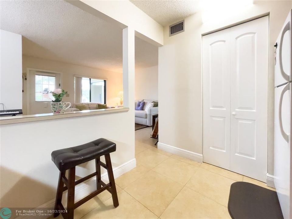 For Sale: $144,000 (1 beds, 1 baths, 639 Square Feet)