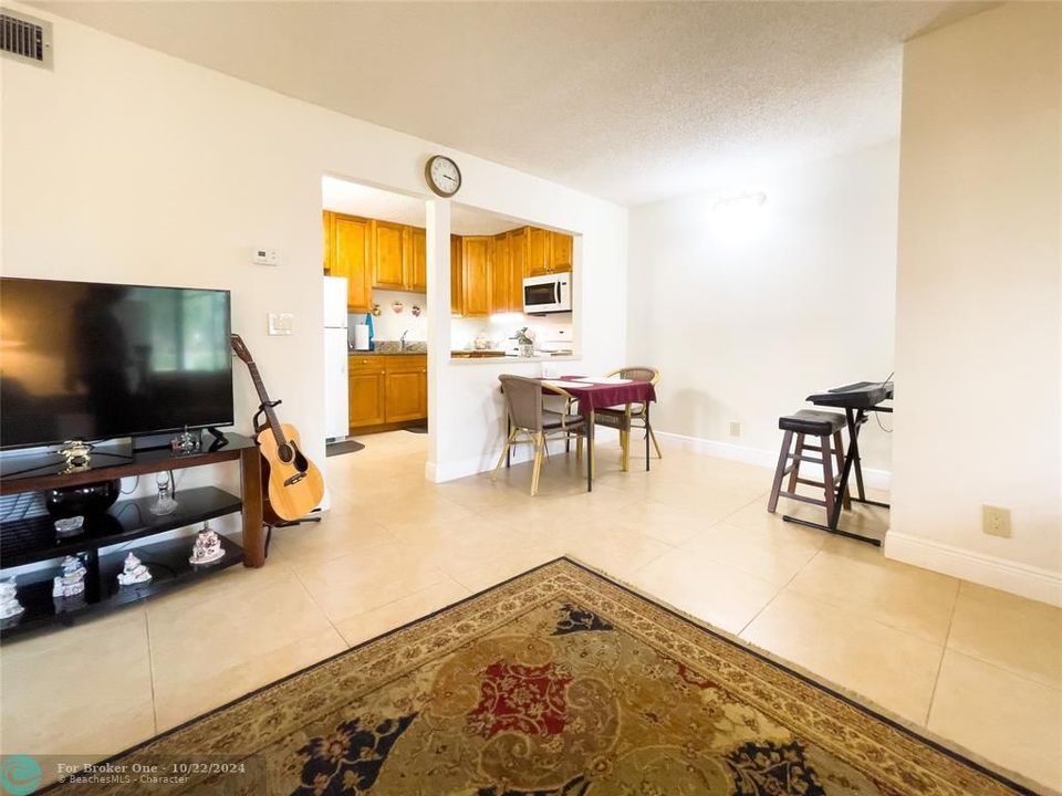 For Sale: $144,000 (1 beds, 1 baths, 639 Square Feet)