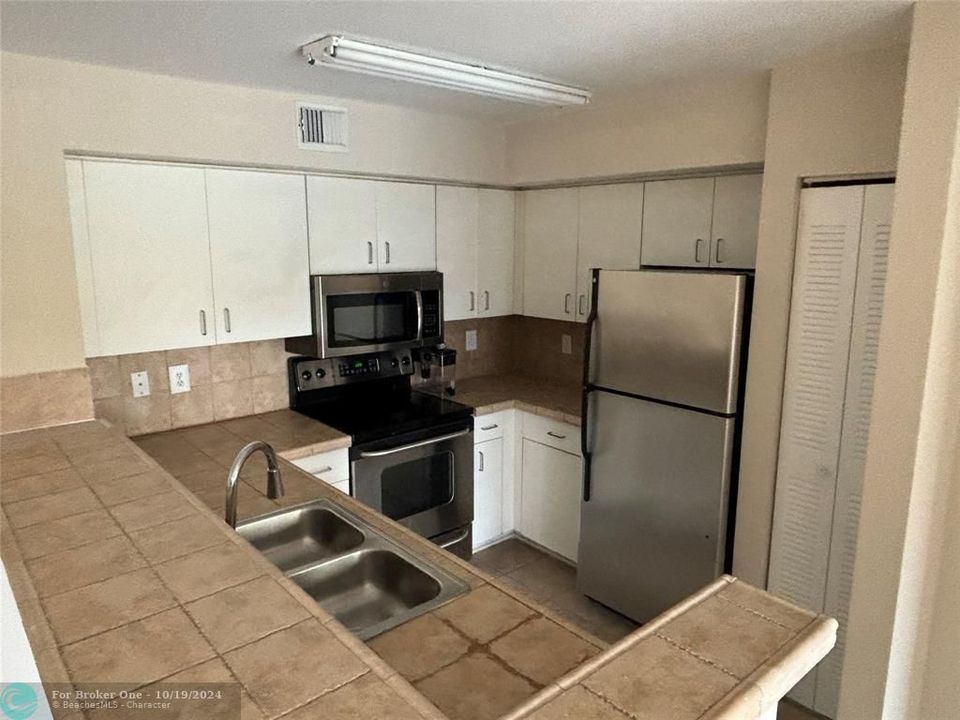 For Rent: $1,800 (2 beds, 2 baths, 1075 Square Feet)