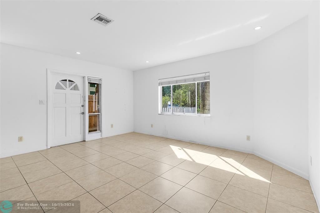 For Sale: $3,000 (3 beds, 2 baths, 1703 Square Feet)