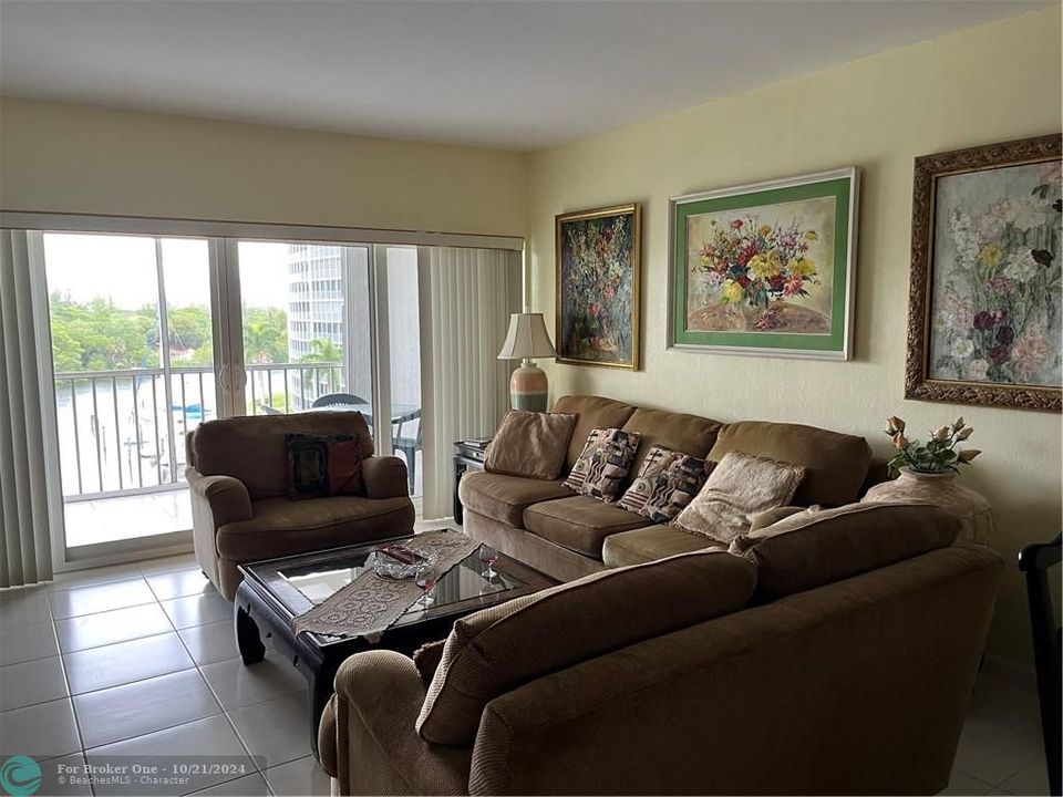 For Sale: $399,000 (2 beds, 2 baths, 1255 Square Feet)