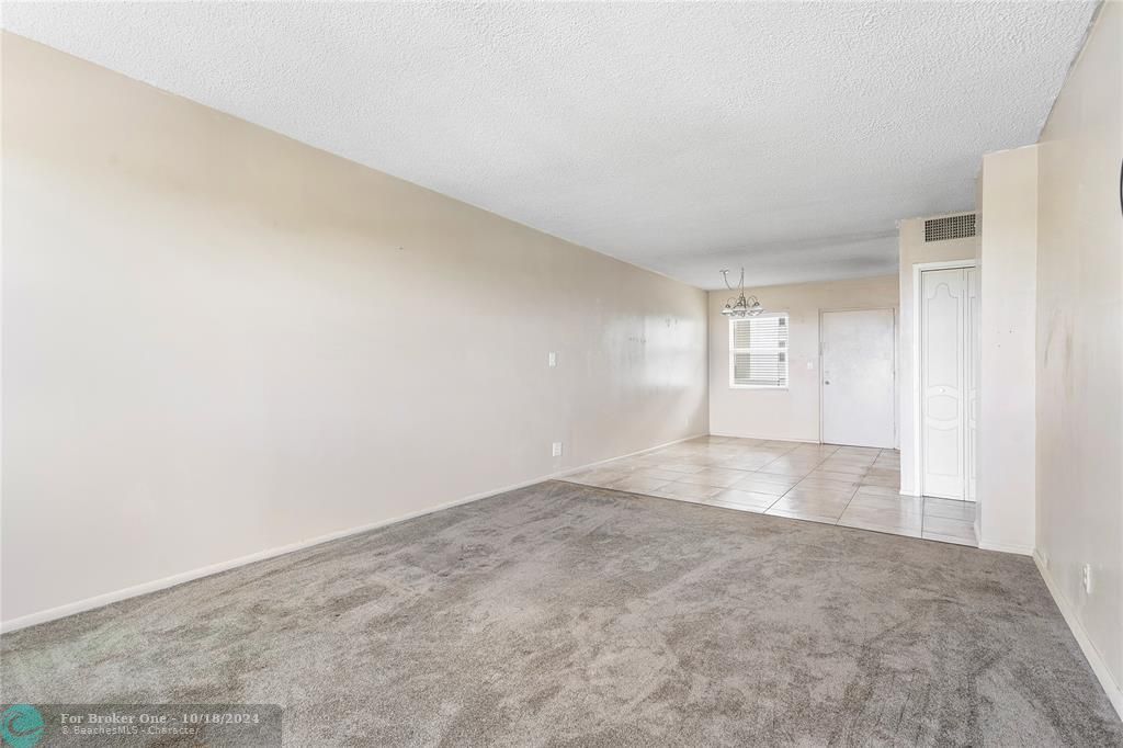 For Sale: $260,000 (1 beds, 1 baths, 710 Square Feet)