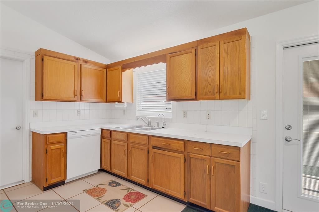 For Sale: $335,000 (2 beds, 2 baths, 1360 Square Feet)