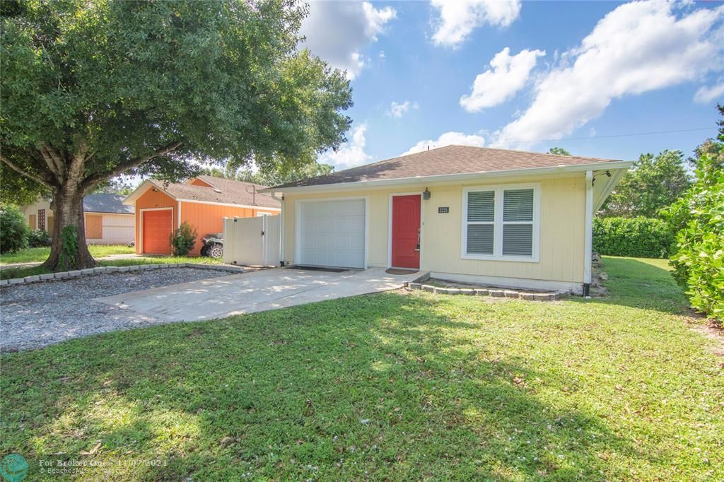 For Sale: $335,000 (2 beds, 2 baths, 1360 Square Feet)