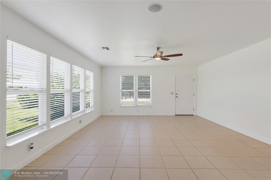 For Sale: $335,000 (2 beds, 2 baths, 1360 Square Feet)