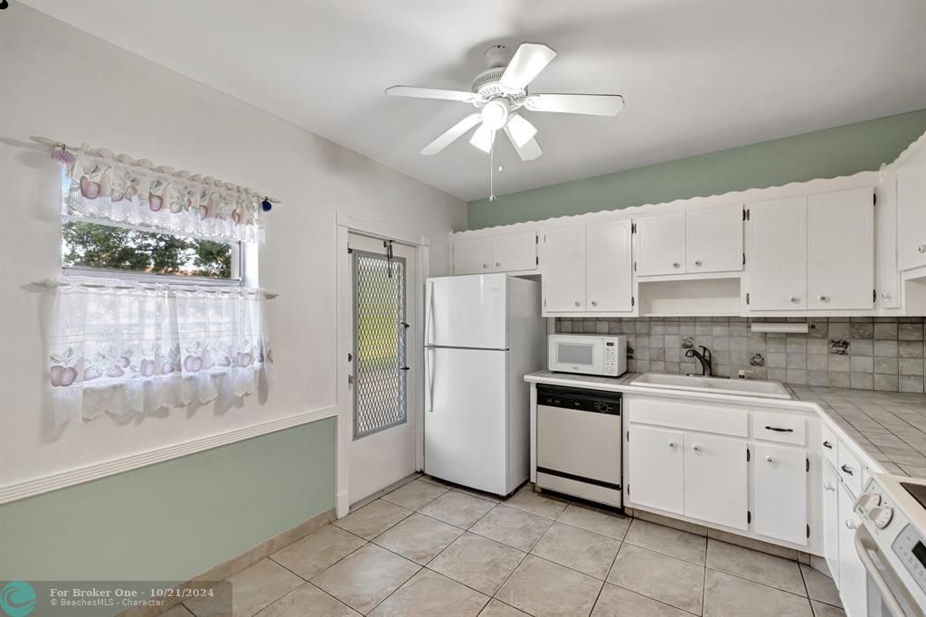 For Sale: $156,000 (2 beds, 2 baths, 1242 Square Feet)