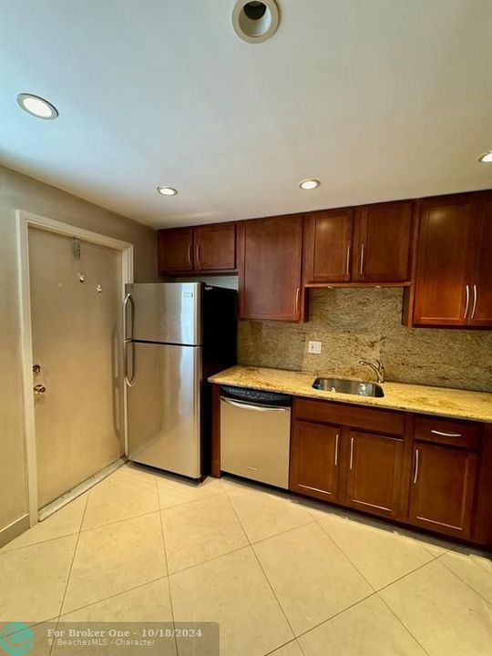 For Rent: $1,750 (1 beds, 1 baths, 960 Square Feet)