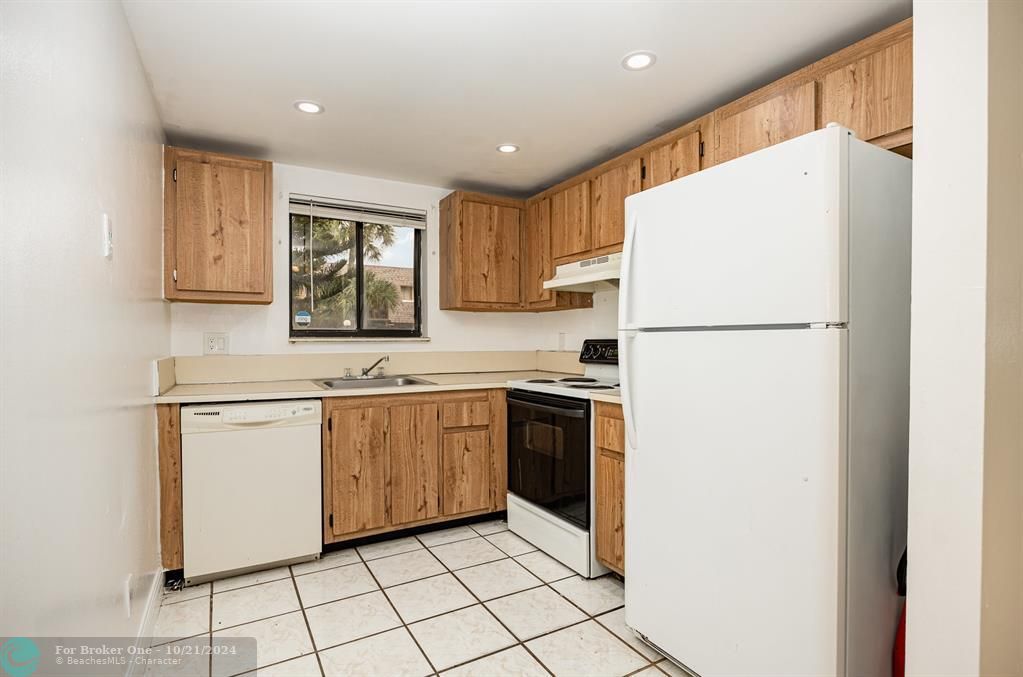 For Sale: $189,500 (2 beds, 2 baths, 905 Square Feet)