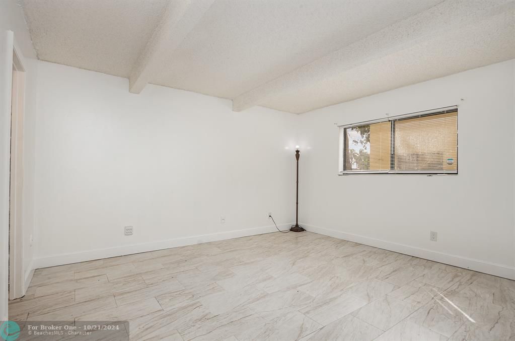 For Sale: $189,500 (2 beds, 2 baths, 905 Square Feet)