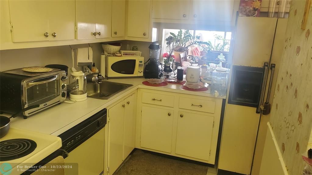 For Sale: $230,000 (1 beds, 1 baths, 828 Square Feet)