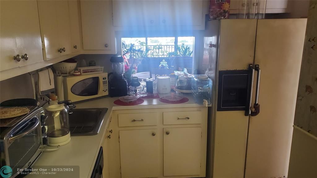 For Sale: $230,000 (1 beds, 1 baths, 828 Square Feet)