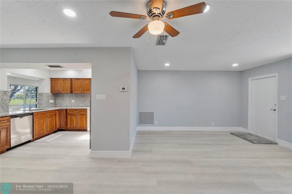 For Sale: $364,990 (2 beds, 2 baths, 1270 Square Feet)