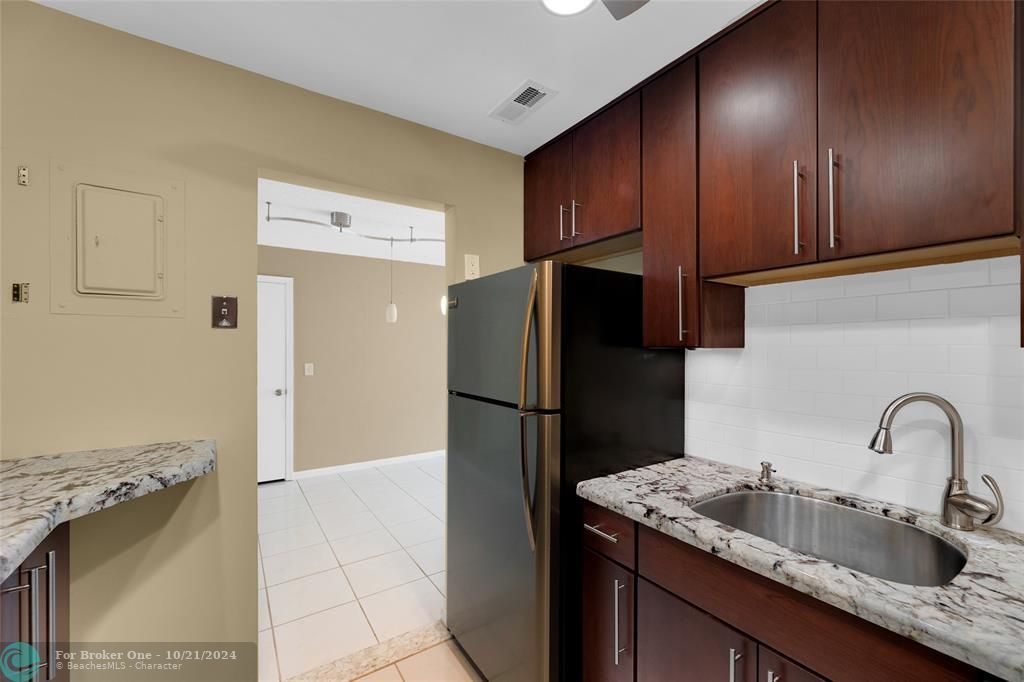 For Sale: $279,000 (1 beds, 1 baths, 850 Square Feet)