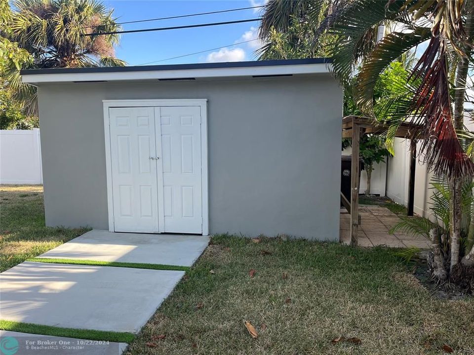 For Sale: $999,000 (3 beds, 2 baths, 1617 Square Feet)