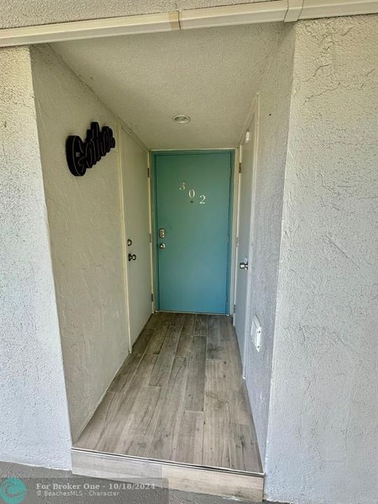 For Rent: $2,400 (2 beds, 2 baths, 975 Square Feet)