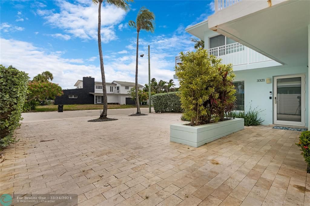 For Sale: $2,600,000 (3 beds, 2 baths, 1896 Square Feet)