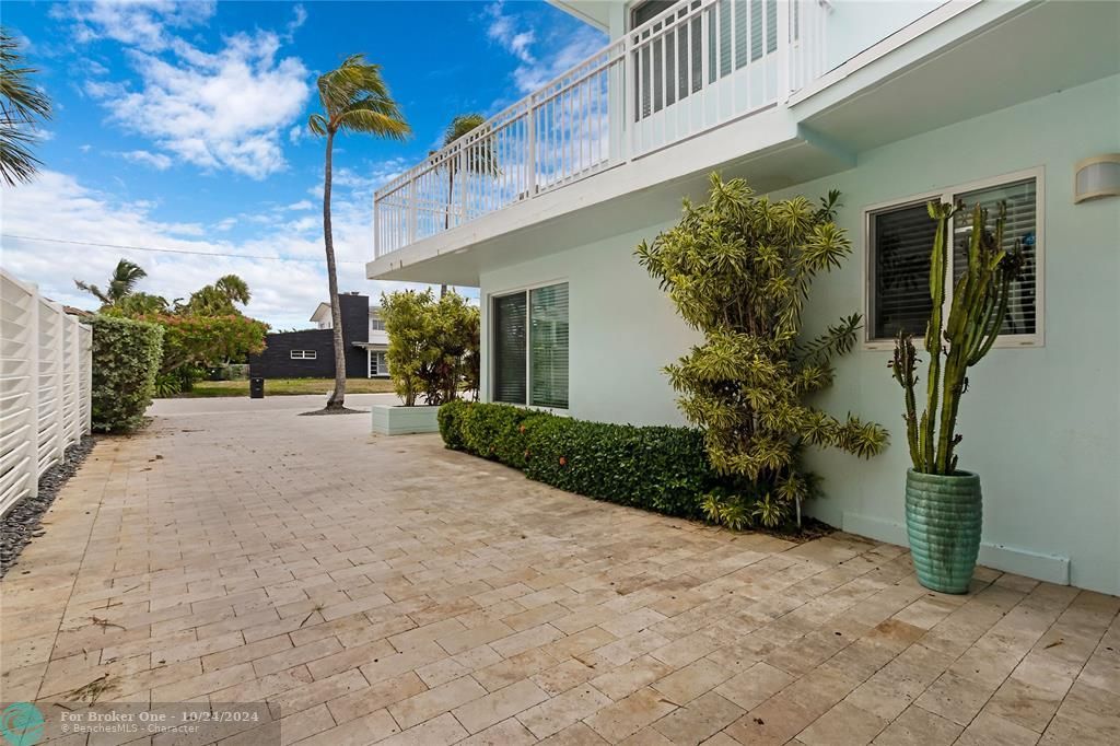 For Sale: $2,600,000 (3 beds, 2 baths, 1896 Square Feet)