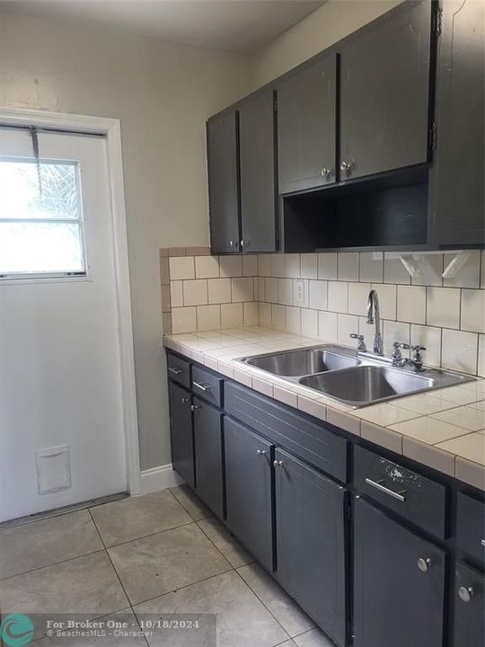 For Sale: $2,000 (2 beds, 1 baths, 950 Square Feet)