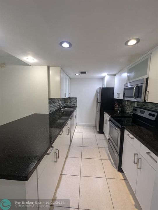 For Rent: $1,850 (1 beds, 1 baths, 714 Square Feet)