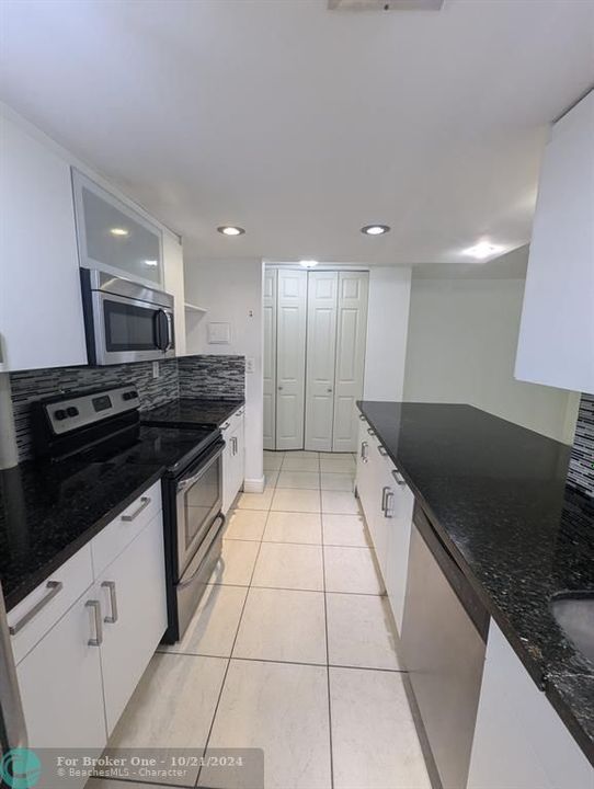 For Rent: $1,850 (1 beds, 1 baths, 714 Square Feet)