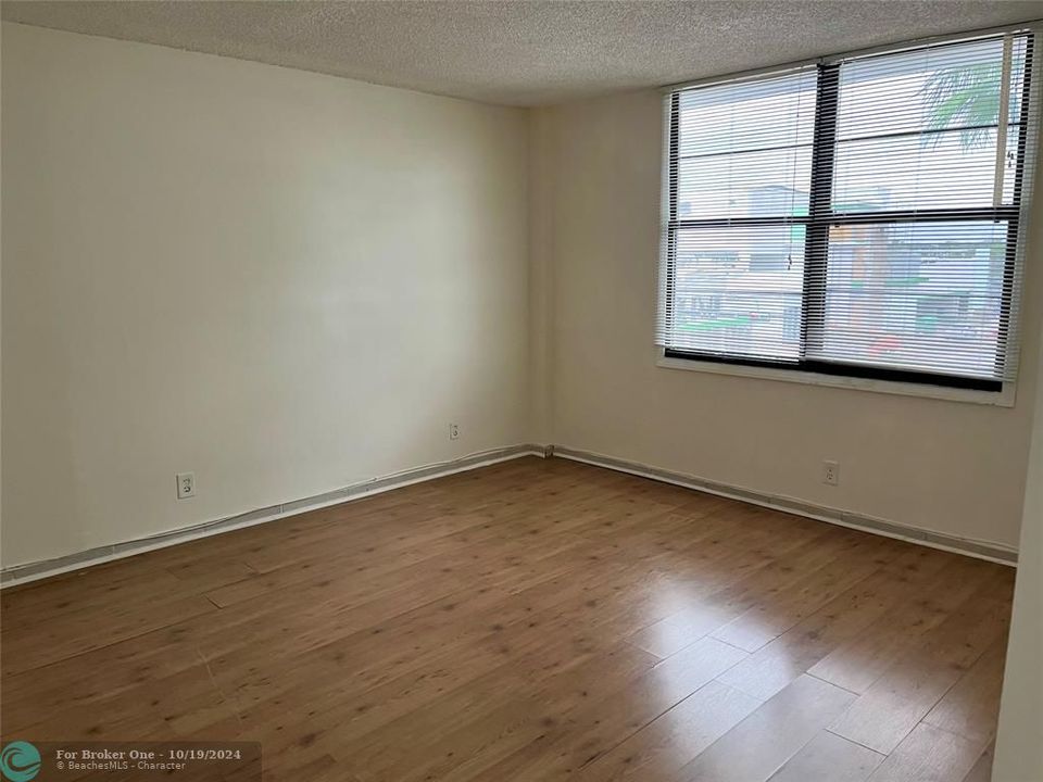 For Rent: $2,400 (2 beds, 2 baths, 975 Square Feet)