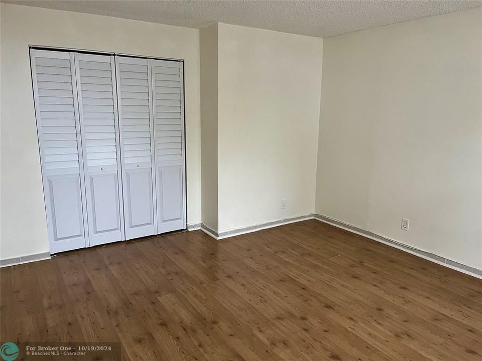 For Rent: $2,400 (2 beds, 2 baths, 975 Square Feet)