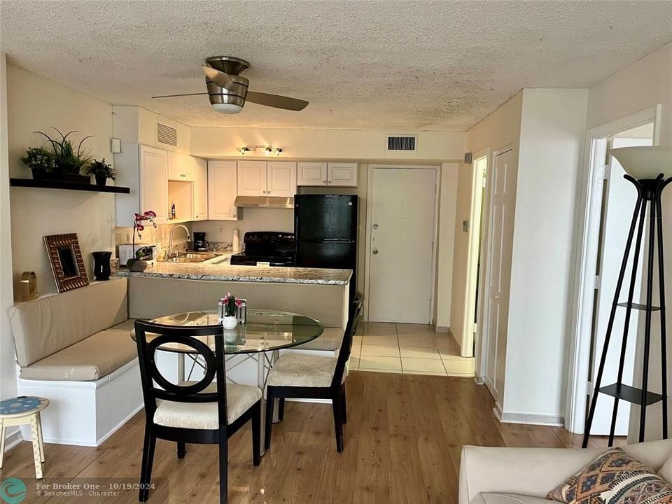 For Rent: $2,400 (2 beds, 2 baths, 975 Square Feet)