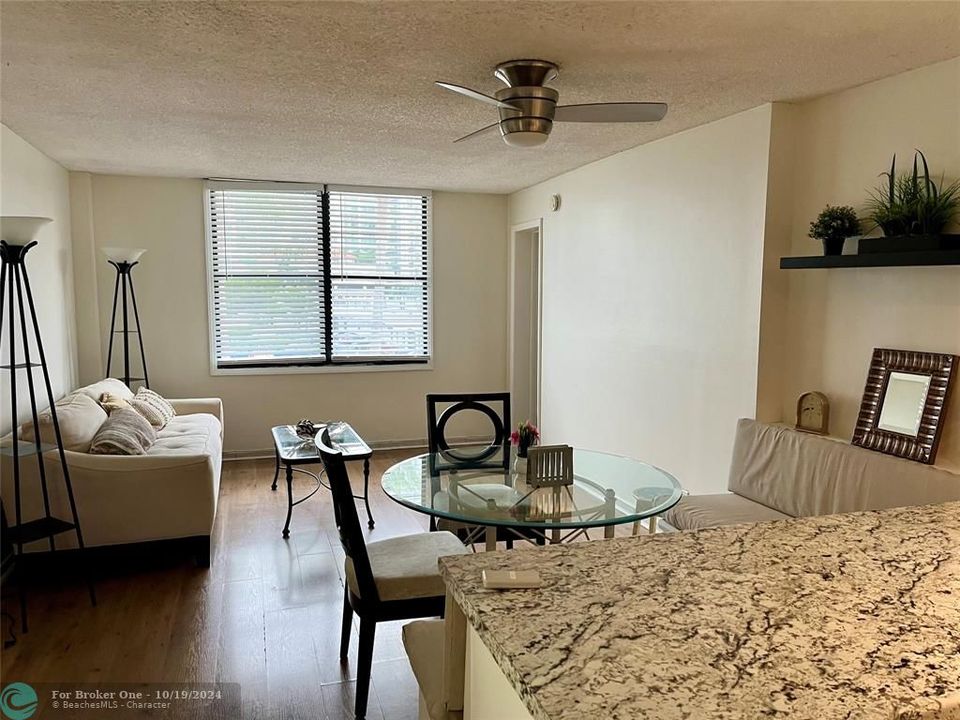 For Rent: $2,400 (2 beds, 2 baths, 975 Square Feet)