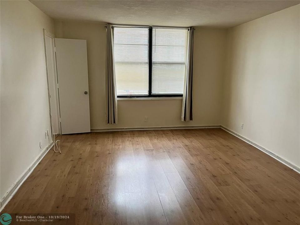 For Rent: $2,400 (2 beds, 2 baths, 975 Square Feet)