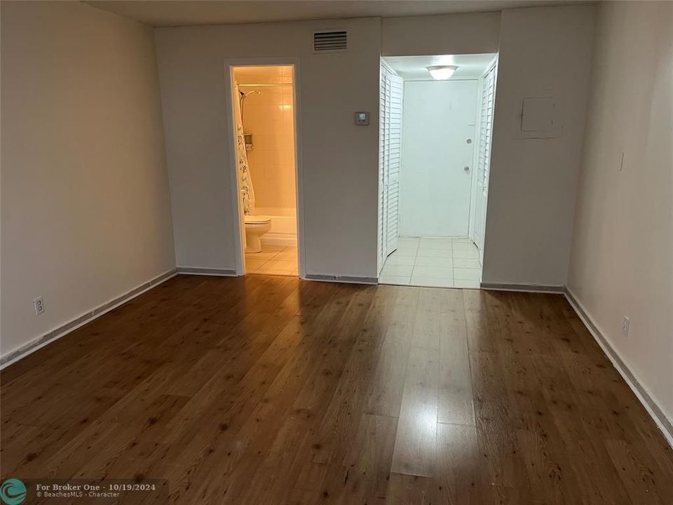 For Rent: $2,400 (2 beds, 2 baths, 975 Square Feet)