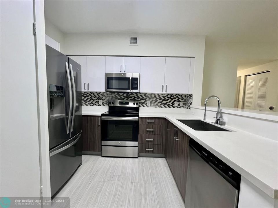 For Rent: $3,699 (2 beds, 2 baths, 970 Square Feet)