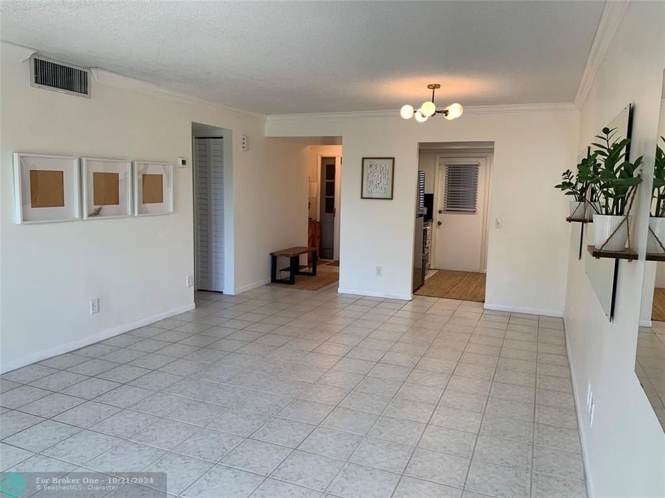 For Sale: $235,000 (2 beds, 2 baths, 949 Square Feet)