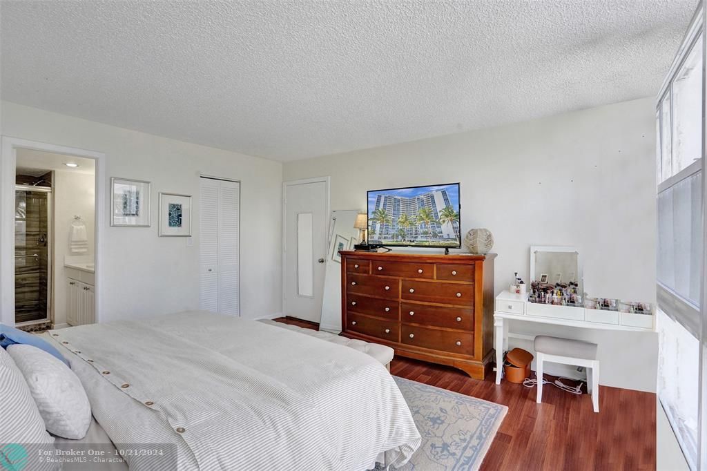 For Sale: $395,000 (2 beds, 2 baths, 1100 Square Feet)