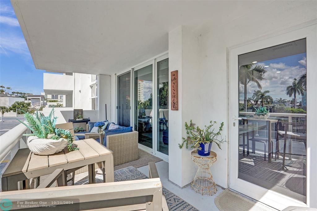 For Sale: $395,000 (2 beds, 2 baths, 1100 Square Feet)