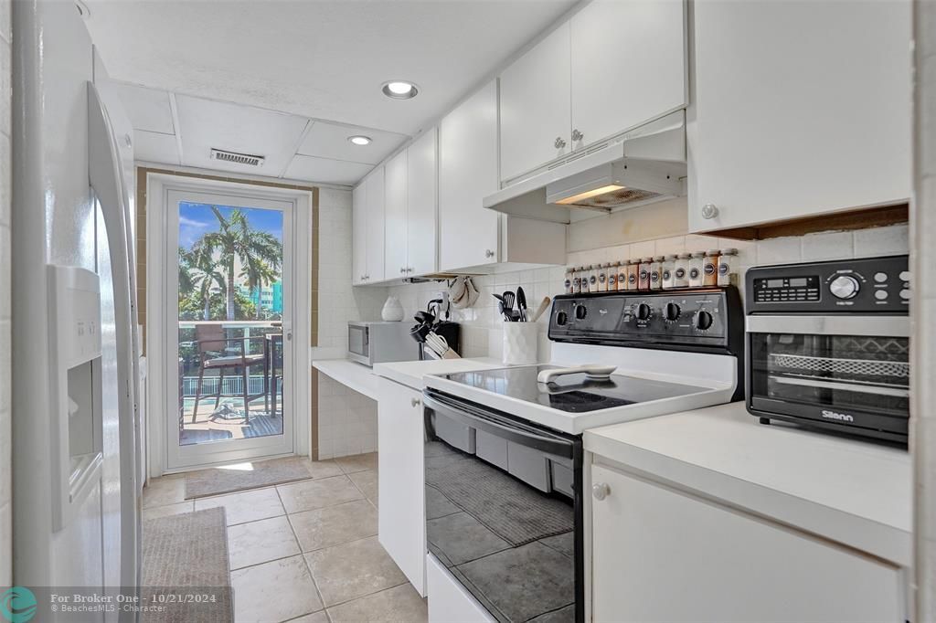 For Sale: $395,000 (2 beds, 2 baths, 1100 Square Feet)