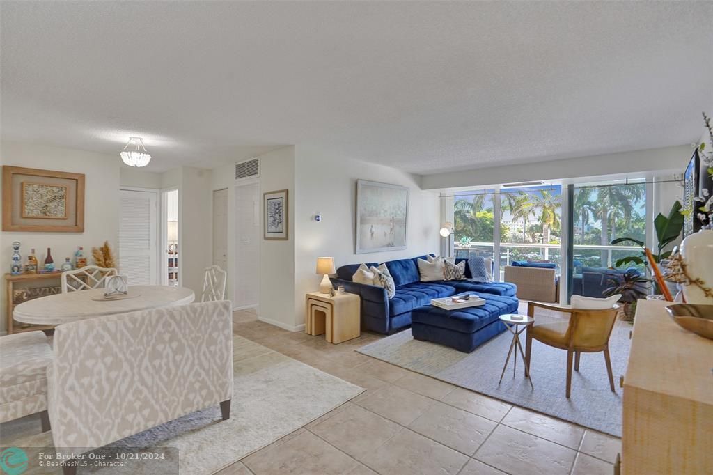 For Sale: $395,000 (2 beds, 2 baths, 1100 Square Feet)