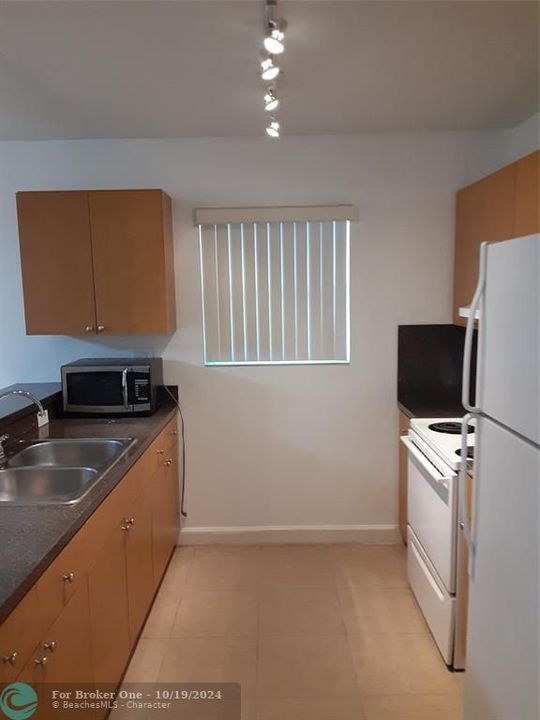 For Sale: $2,300 (2 beds, 1 baths, 1100 Square Feet)