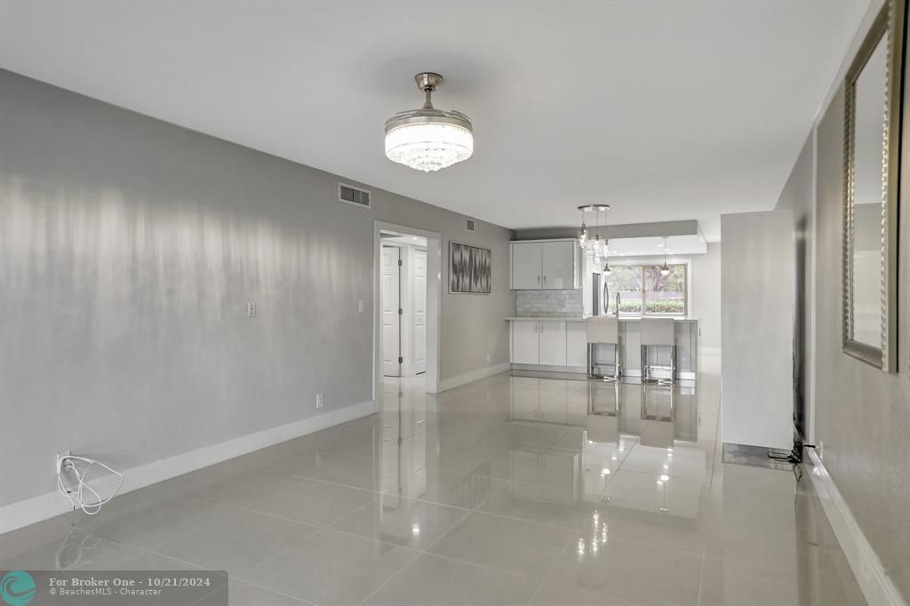 For Sale: $325,000 (2 beds, 2 baths, 1291 Square Feet)