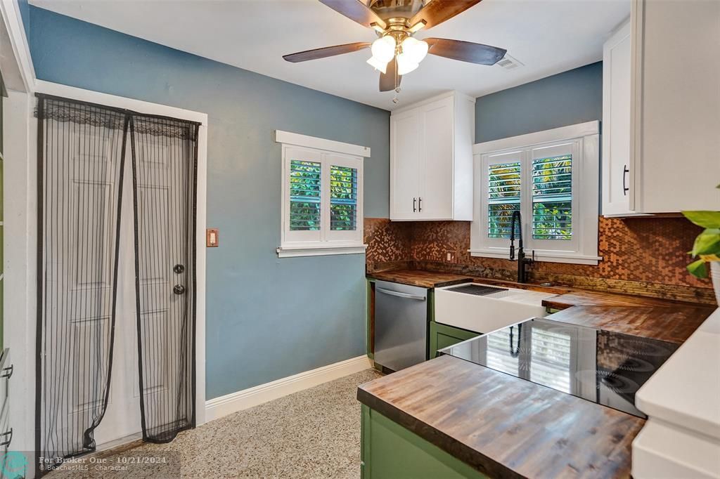 For Sale: $425,000 (2 beds, 1 baths, 726 Square Feet)