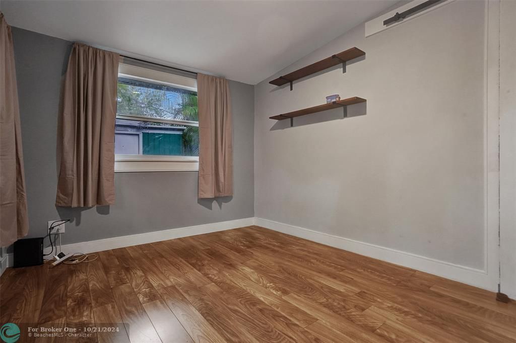 For Sale: $425,000 (2 beds, 1 baths, 726 Square Feet)