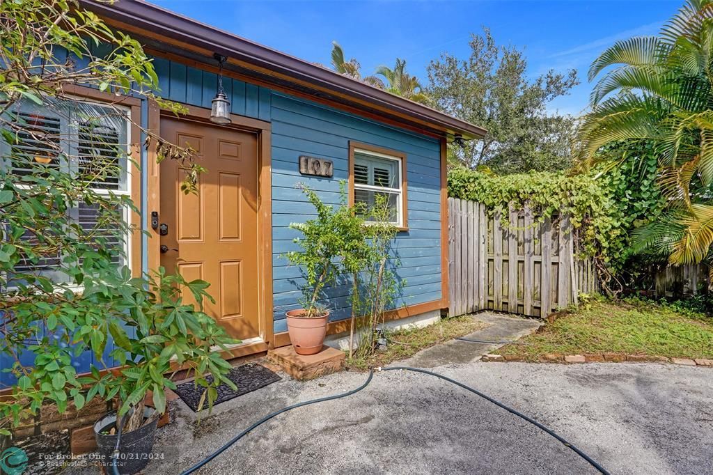 For Sale: $425,000 (2 beds, 1 baths, 726 Square Feet)