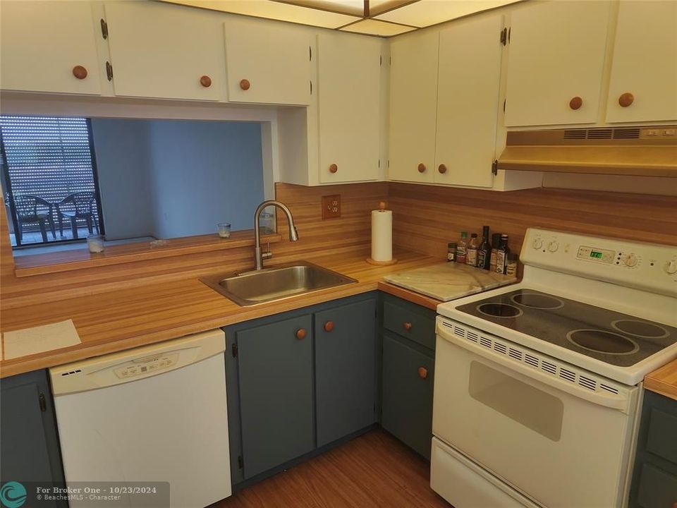 For Sale: $139,900 (1 beds, 1 baths, 680 Square Feet)